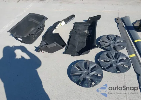 2021 Tesla Model Y Long Range Dual Motor All-Wheel Drive z USA, uszkodzony, nr VIN 5YJYGAEEXMF256906